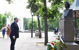 Președintele Igor Dodon a depus flori la monumentul lui Mihai Eminescu