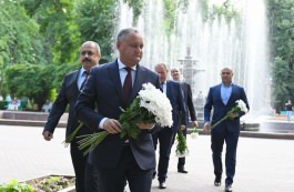 Președintele Igor Dodon a depus flori la monumentul lui Mihai Eminescu