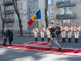 President Nicolae Timofti today received the credentials from Slovak Ambassador to Moldova Robert Kirnag