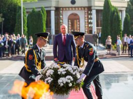 Президент страны возложил цветы на Мемориальном комплексе «Вечность» и «Шерпенский плацдарм»