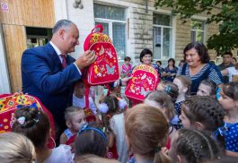 Igor Dodon a înmânat peste 100 de ghiozdane cu rechizite școlare copiilor din orașul Criuleni