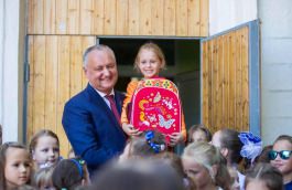 Igor Dodon a înmânat peste 100 de ghiozdane cu rechizite școlare copiilor din orașul Criuleni