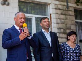 Igor Dodon a înmânat peste 100 de ghiozdane cu rechizite școlare copiilor din orașul Criuleni