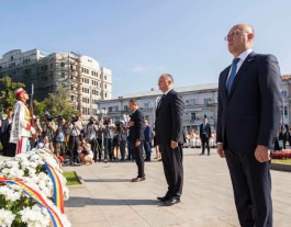 Președintele Republicii Moldova, Igor Dodon, a depus flori la Monumentul „Maica Îndurerată” și la Monumentul lui Ștefan cel Mare și Sfînt