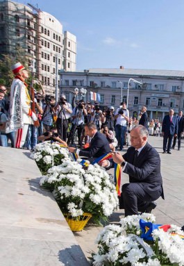 Președintele Republicii Moldova, Igor Dodon, a depus flori la Monumentul „Maica Îndurerată” și la Monumentul lui Ștefan cel Mare și Sfînt