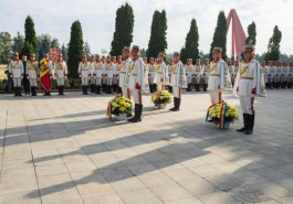 Președintele Republicii Moldova, Igor Dodon, a depus flori la Monumentul „Maica Îndurerată” și la Monumentul lui Ștefan cel Mare și Sfînt