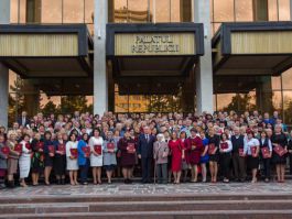 Igor Dodon a conferit Diploma de Onoare a Președintelui Republicii Moldova la circa 200 cei mai buni pedagogi