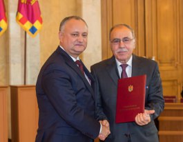 Igor Dodon a conferit Diploma de Onoare a Președintelui Republicii Moldova la circa 200 cei mai buni pedagogi