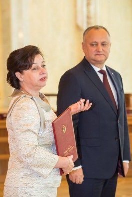 Igor Dodon a conferit Diploma de Onoare a Președintelui Republicii Moldova la circa 200 cei mai buni pedagogi