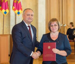 Igor Dodon a conferit Diploma de Onoare a Președintelui Republicii Moldova la circa 200 cei mai buni pedagogi