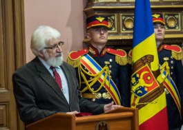 Președintele țării a înmînat înalte distincții de stat unor profesori din Republica Moldova