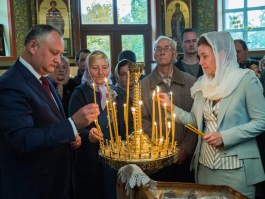 Президентская чета посетила несколько церквей Единецкого района, в которых выставлены мощи Св. Пантелеймона