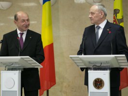 President meets Romanian counterpart at Chisinau Airport