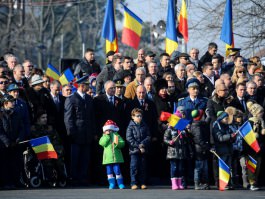 Президент Николае Тимофти принял участие в военном параде, посвященном Национальному дню Румынии