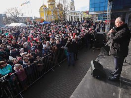 Igor Dodon și Irina Vlah au participat la iarmaroacele de Crăciun din Comrat și Ceadîr-Lunga 