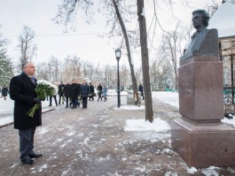 Президент Игорь Додон возложил цветы к бюсту великого поэта Михая Эминеску