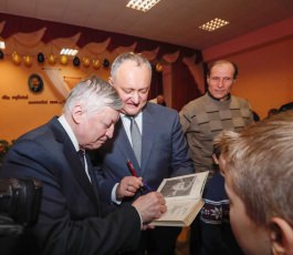 Igor Dodon și Anatolii Karpov au participat la deschiderea Campionatulului Moldovei la șah între echipe de cadeți