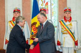 Igor Dodon a înmînat înalte distincții de stat unui grup de cetățeni ai Republicii Moldova