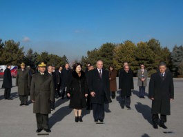 Președintele Republicii Moldova, Nicolae Timofti, a depus o coroană de flori la Mausoleul lui Mustafa Kemal Ataturk