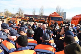 Președintele Igor Dodon a transmis 2 autospeciale ”Kamaz” Întreprinderii Municipale ”Exdrupo” din Chișinău