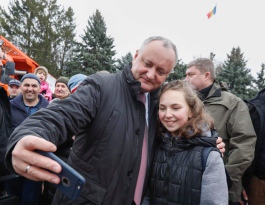 Igor Dodon a oferit un autocamion de tip ”KAMAZ” orașului Cupcini din raionul Edineț