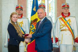 Igor Dodon a conferit distincții de stat unor doamne remarcabile din Republica Moldova