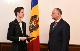 Igor Dodon a înmînat Diploma Președintelui Republicii Moldova muzicianului Radu Rațoi