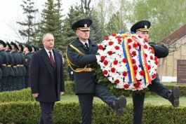 Президент страны принял участие в торжественной церемонии перезахоронения останков погибших воинов