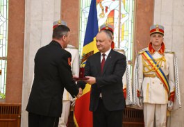 Igor Dodon a înmînat înalte distincții de stat unui grup de cetățeni