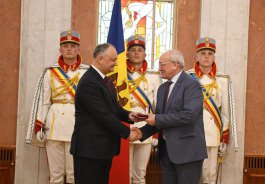 Igor Dodon a înmînat înalte distincții de stat unui grup de cetățeni