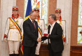 Igor Dodon a înmînat înalte distincții de stat unui grup de cetățeni