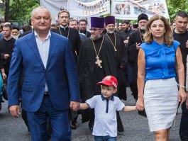 Igor Dodon împreună cu familia a participat la Marșul pentru susținerea familiei tradiționale