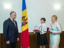 Igor Dodon a conferit distincții de stat președinților diasporei din Atena și Kursk