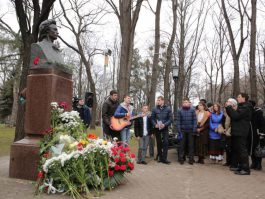 President Nicolae Timofti lays flowers at bust of great poet