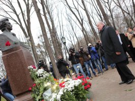 Президент Николае Тимофти возложил цветы к бюсту писателя Михая Эминеску