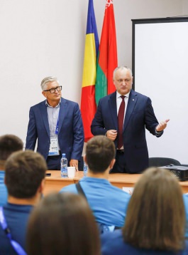 Șeful statului s-a întîlnit la Minsk cu echipa națională olimpică a Republicii Moldova