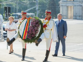 Igor Dodon a depus flori la monumentul lui Ștefan cel Mare și Sfînt 