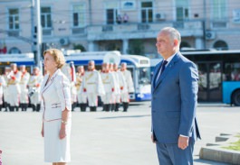 Igor Dodon a depus flori la monumentul lui Ștefan cel Mare și Sfînt 