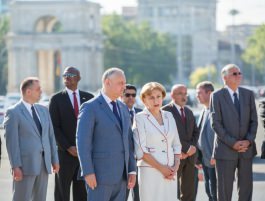 Igor Dodon a depus flori la monumentul lui Ștefan cel Mare și Sfînt 