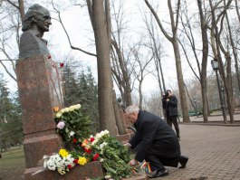 President Nicolae Timofti lays flowers at great poet’s bust 