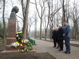 President Nicolae Timofti lays flowers at great poet’s bust 