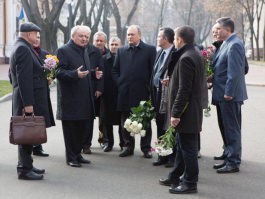 President Nicolae Timofti lays flowers at great poet’s bust 