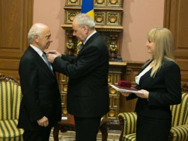 Președintele Republicii Moldova, Nicolae Timofti, a acordat „Ordinul de Onoare” neurochirurgului Jacques Brotchi