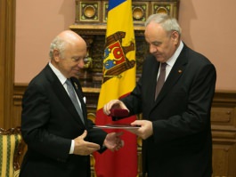 Președintele Republicii Moldova, Nicolae Timofti, a acordat „Ordinul de Onoare” neurochirurgului Jacques Brotchi