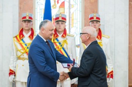 Igor Dodon a înmînat înalte distincții de stat unui grup de cetățeni ai Republicii Moldova