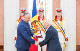 Igor Dodon a înmînat înalte distincții de stat unui grup de cetățeni ai Republicii Moldova