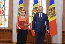 Igor Dodon a conferit Diploma de Onoare a Președintelui Republicii Moldova unui grup de tineri