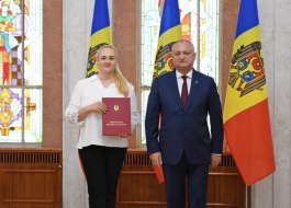 Igor Dodon a conferit Diploma de Onoare a Președintelui Republicii Moldova unui grup de tineri