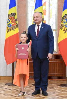 Igor Dodon a conferit Diploma de Onoare a Președintelui Republicii Moldova unui grup de tineri