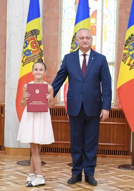 Igor Dodon a conferit Diploma de Onoare a Președintelui Republicii Moldova unui grup de tineri